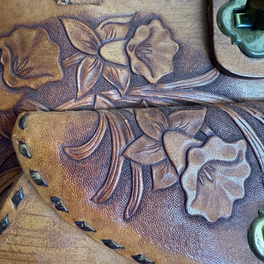 Vintage Tan Satchel / Hand bag with Floral Tooling and Gold-Toned Closure - Picture 9 of 11